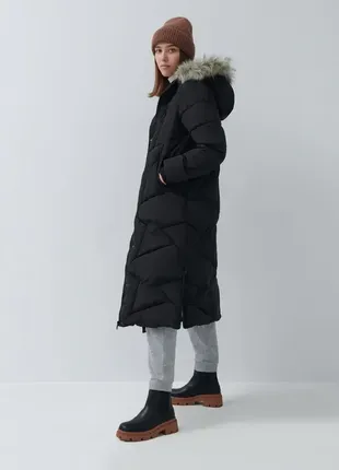 Длинная стеганая черная куртка, пальто house с капюшоном.4 фото