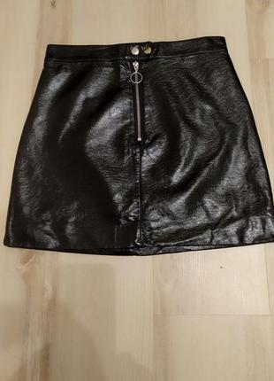 Черная лаковая юбка-трапеция