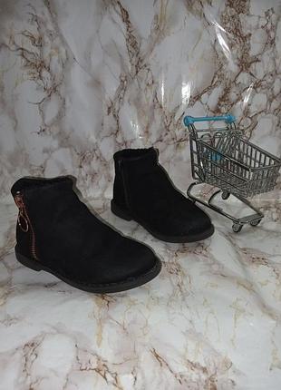 Чорні черевики із декоривними змійками збоку