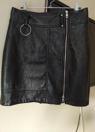 Черная лаковая мини-юбка с кольцом reserved