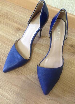 Красиві сині класичні туфлі човники, з відкритими боками
