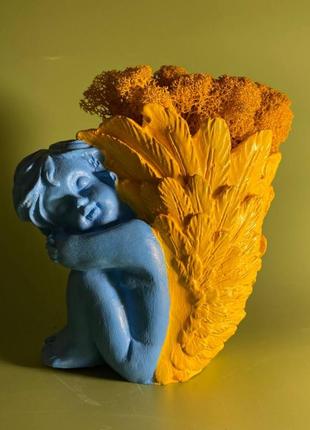 Велике кашпо ангел зі стабілізованим мохом, патріотичний декор ангел зі мохом1 фото