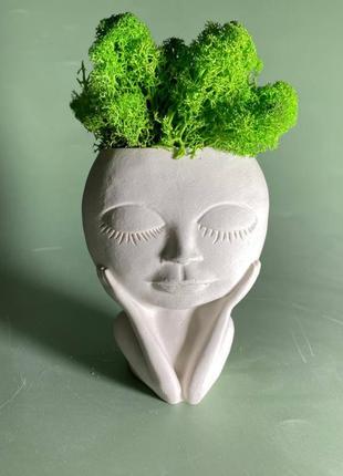 Гіпсове кашпо дівчина мислитель у композиції зі стабілізованим мохом, кашпо з мохом у скандинавському стилі1 фото