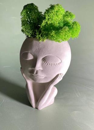 Гіпсове кашпо дівчина мислитель у композиції зі стабілізованим мохом, кашпо з мохом у скандинавському стилі2 фото