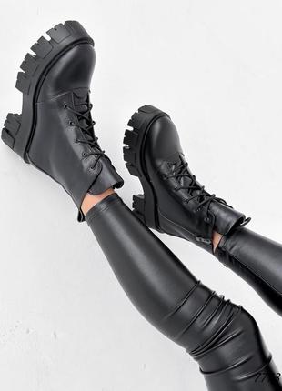 Черные натуральные кожаные зимние ботинки на шнурках шнуровке высокой массивной тракторной подошве кожа зима7 фото
