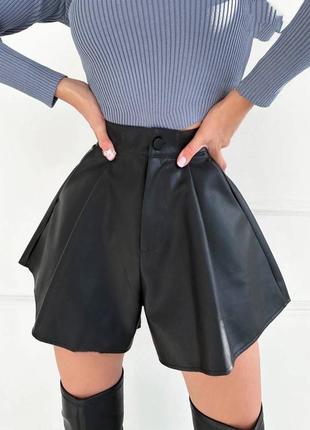 Короткие сборки клеш шорты юбка тенниска высокая оверсайз посадка рюшки под пояс с цепочкой широкие классические прямые кожаные матовая матовая эко кожа1 фото