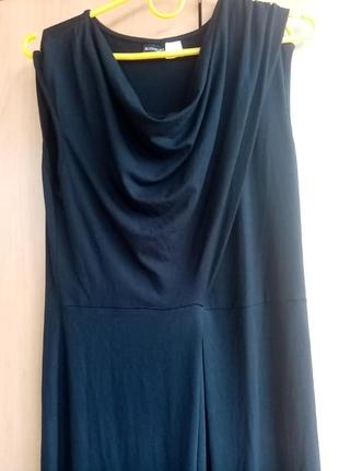 Базовое чёрное вискозное платье.