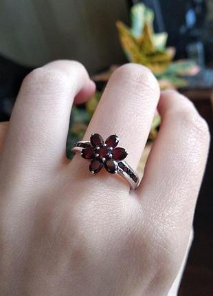 Серебряное кольцо с гранатами