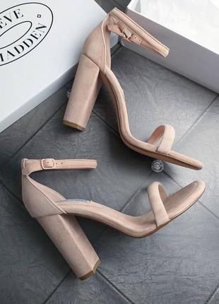 Steve madden оригінал пудрові замшеві босоніжки на широкому каблуці