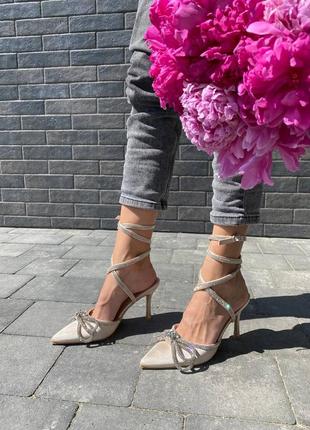 Туфли атласные с брошью на шпильке женские бежевые5 фото