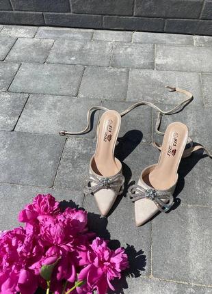 Туфли атласные с брошью на шпильке женские бежевые4 фото