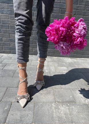 Туфли атласные с брошью на шпильке женские бежевые6 фото