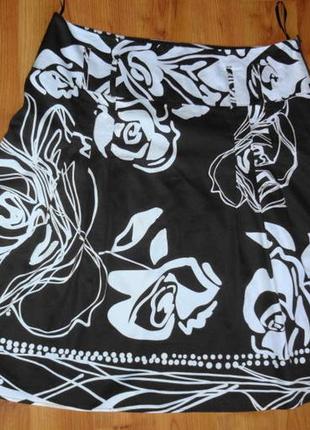 Тёмно коричневая юбка с белыми розами.