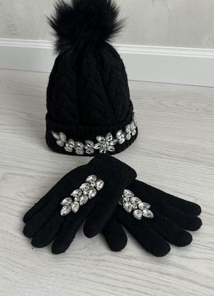 Шапка и женские перчатки
