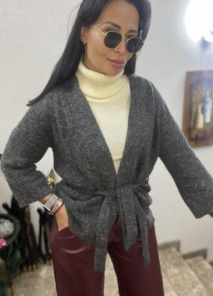 Сірий кардинан з поясом