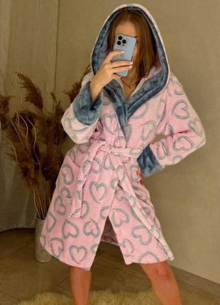 Жіночий плюшевий короткий халат рожевий з сердечками з капюшоном6 фото