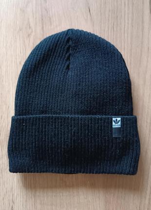 Молодежная вязаная шапочка с отворотом на микрофлисе
шапка средней плотности,
цвет черный5 фото