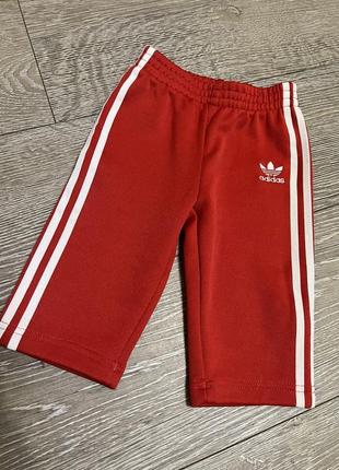 Оригинальные спортивные штаны для мальчика adidas 6-9 m