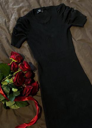 Чорна міні сукня облягають bershka бершка в рубчик розміру с/s. з цікавими рукавами.