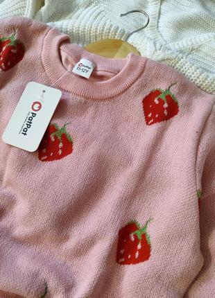 Рожевий в'язаний светр з полуничками2 фото