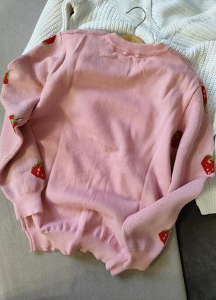 Рожевий в'язаний светр з полуничками4 фото