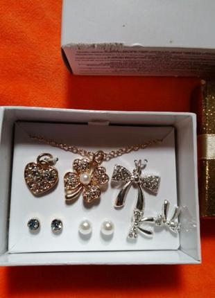 Набор кулонов в подарочной упаковке