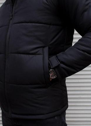 Чоловіча зимова куртка чорна однотонна без принтів коротка з капюшоном (bon)3 фото