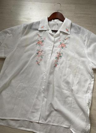 Белая рубашка с ручной вышивкой