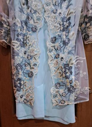 Нарядное платье бледно- бирюзового цвета с вышитым гипюровым кардиганом серо- серебристого цвета3 фото