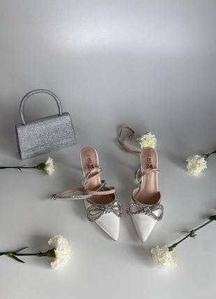 Туфли на каблуке с бантиком атласные белые свадебные туфли с бантиком из страз свадебные праздничные туфли7 фото