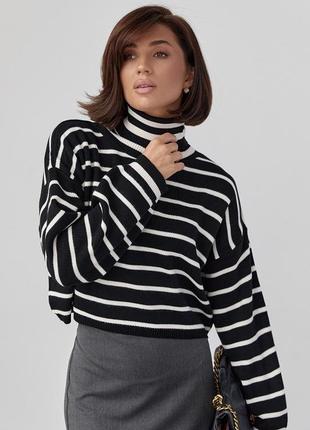 Укороченный женский свитер в полоску с высокой горловиной оверсайз черный в белую полоску