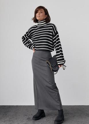 Укорочений жіночий светр в смужку з високою горловиною оверсайз чорний в білу смужку2 фото
