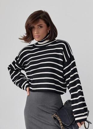 Укорочений жіночий светр в смужку з високою горловиною оверсайз чорний в білу смужку4 фото