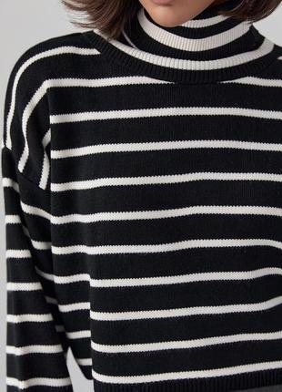 Укорочений жіночий светр в смужку з високою горловиною оверсайз чорний в білу смужку6 фото