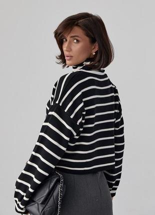 Укорочений жіночий светр в смужку з високою горловиною оверсайз чорний в білу смужку7 фото