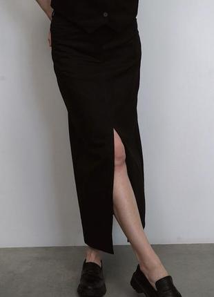 Azuri черная юбка джинсовая с эффектным разрезом спереди4 фото