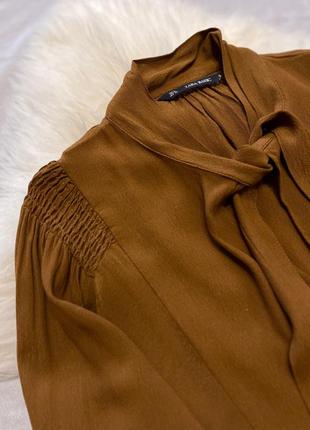 Блуза свободного кроя оверсайз коньячного цвета10 фото