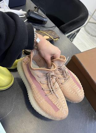 Шикарні бежеві кросівки yeezy 350 лімітований колір7 фото