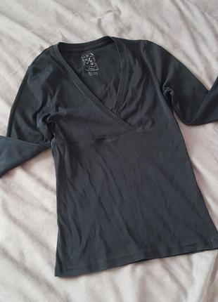 Чорна кофта з v-подібним вирізом