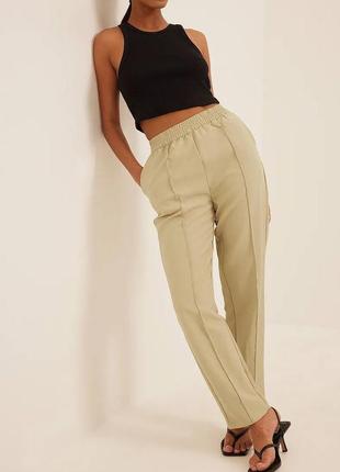 Бежевые классические брюки na-kd elastic waist seanline pants2 фото
