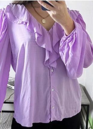 Блуза з рюшами прямого крою на гудзичках із обʼємними рукавами6 фото