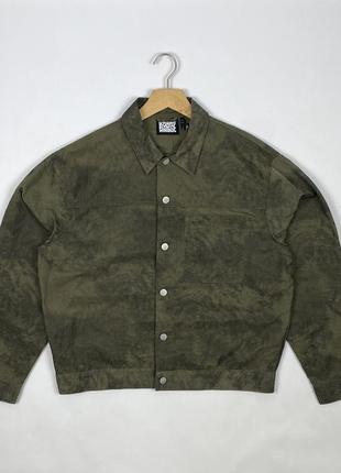 Мужская легкая нейлоновая кампуляжная куртка reclaimed vintage nylon metal camo overshirt jacket