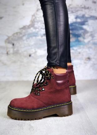 Утепленные бордовые замшевые натуральные ботинки на платформе, со шнуровкой 36-403 фото