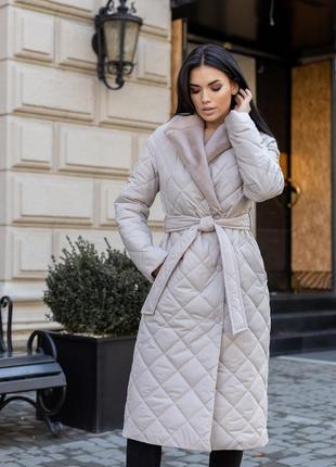 Женское зимнее стеганое пальто под пояс с мехом стокгольм латте5 фото