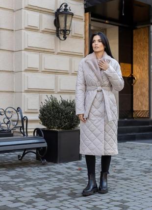 Женское зимнее стеганое пальто под пояс с мехом стокгольм латте10 фото