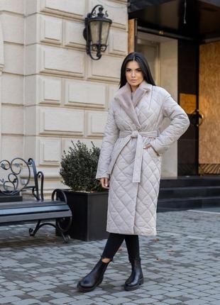 Женское зимнее стеганое пальто под пояс с мехом стокгольм латте7 фото
