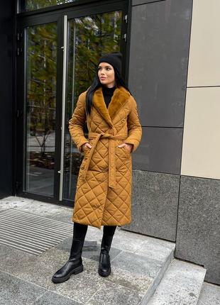 Женское зимнее стеганое пальто под пояс с мехом стокгольм карамельное