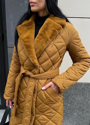 Жіноче пальто зимове стьобане під пояс з хутром стокгольм карамельне4 фото