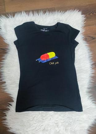 Черная футболка росписи на ткани chill pill1 фото