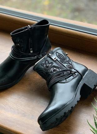 Женские черные классические утепленные модные ботинки на каблуке кирпичике с вышитым декором 36-40р2 фото